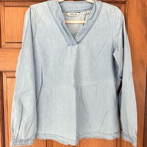 Orvis Chambray Denim Top Women’s Medium Light Blue Shirt V Neck Long Sleeve Jean
